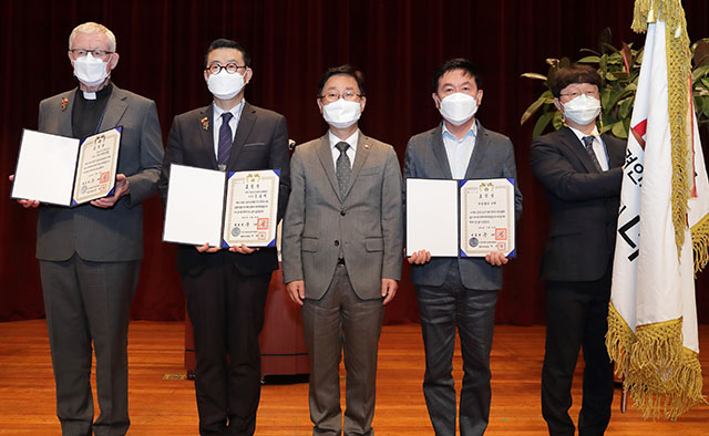 박범계 법무부 장관(가운데)이 20일 정부과천청사 법무부 청사에서 열린 제14회 세계인의 날 기념식에서 수상자들과 기념촬영을 하고 있다. /법무부 제공