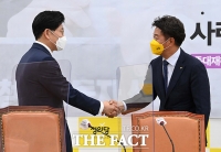  악수하는 노형욱-여영국 [포토]