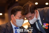  귀엣말 나누는 송영길-김병욱 [포토]