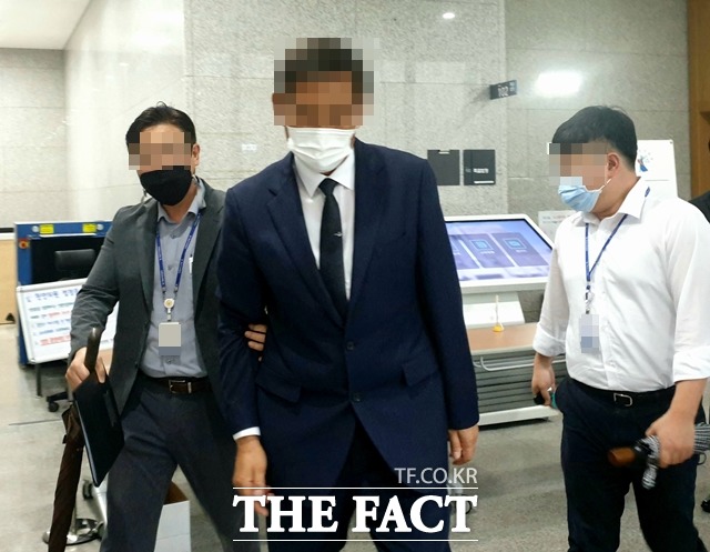 부동산 투기 의혹을 받는 아산시의원이 21일 영장실질심사를 마치고 법원을 나가고 있다. / 김아영 기자