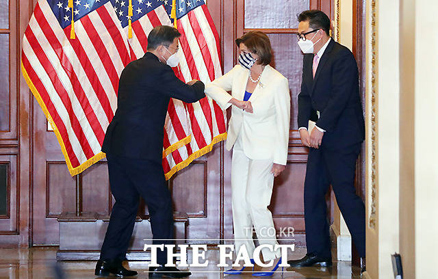 문재인 대통령이 20일 오후(현지시간) 미국 워싱턴 국회의사당을 방문해 낸시 펠로시 미국 연방하원의회 의장과 팔꿈치 인사를 하고 있다.