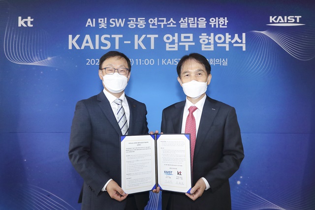 구현모 KT 대표(왼쪽)와 이광형 KAIST 총장이 대전시 유성구 KAIST 본원 본관에서 AI 및 SW 공동 연구소 설립을 위한 업무협약을 체결한 뒤 기념 촬영을 하고 있다. /KT 제공