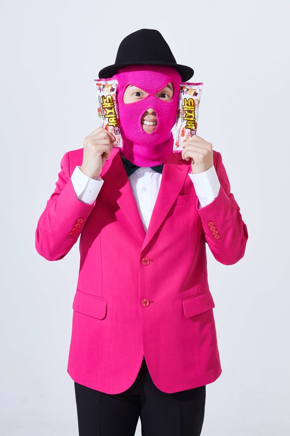 지난 3월 돼지바 핑크 출시 직후 래퍼 마미손은 인스타그램을 통해 광고모델로 기용해 달라며 장난스러운 게시물을 올렸고, 롯데푸드는 소비자들의 요청을 고려해 그를 실제 광고모델로 기용하며 뮤직비디오까지 제작했다. /롯데푸드 제공