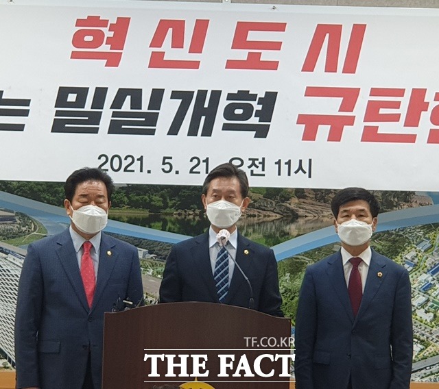 장규석, 유계현, 김진부 등 진주지역 경남도의원들이 21일 진주시청 브리핑룸에서 LH 진주 본사 분할안을 반대하며 기자회견을 하고 있다./진주=이경구 기자