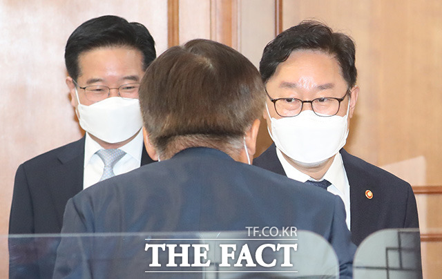 박범계 법무부 장관(오른쪽)과 김창룡 경찰청장, 조남관 검찰총장 직무대행이 회의에 참석해 인사를 나누고 있다.
