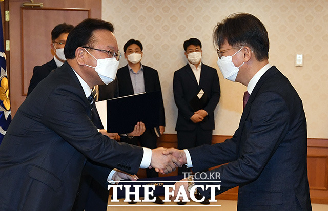 김부겸 국무총리(왼쪽)가 김창원 경인교대 총장에게 임명장을 수여하고 있다.