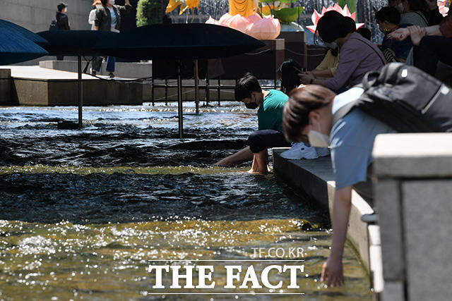 기상청에 따르면 토요일인 오늘(22일) 낮부터 기온이 올라 더워지면서 초여름 날씨를 보이겠다.  / 청계천=남용희 기자