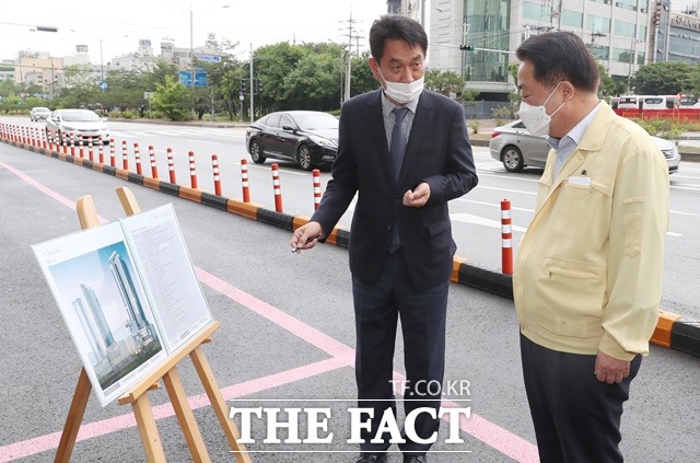 21일 청주고속버스 임시터미널 현장에서 한범덕 시장(오른쪽)이 현장 관계자로부터 추진상황을 보고받고 있다. / 청주시 제공