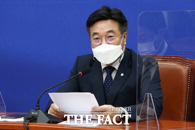 윤호중 더불어민주당 원내대표가 김오수 검찰총장 후보자 인사청문회 관련 조국 전 법무부 장관 등을 증인으로 채택하자는 야당 요구에 대해 청문회를 깽판으로 몰아가려는 의도라고 비판했다. 21일 최고위원회의에서 발언하는 윤 원내대표. /국회=이선화 기자