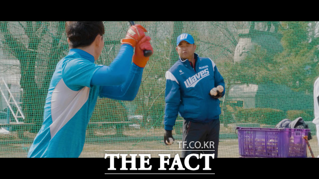 인천 최초의 독립야구단 인천웨이브스 김경기 총감독이 선수들에게 볼을 던져주고 있다. 사진=차성민기자