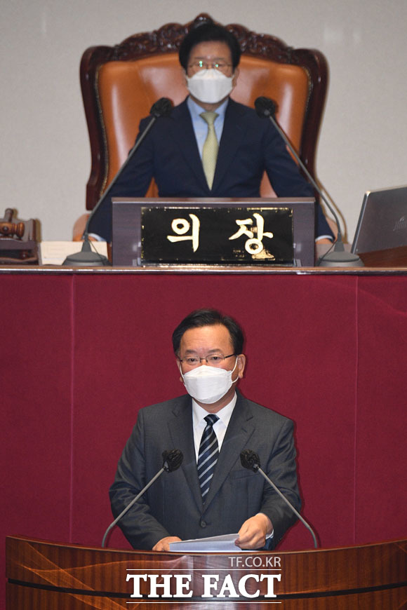 김부겸 신임 국무총리가 21일 오전 서울 여의도 국회에서 열린 제387-2차 본회의에 참석해 인사말을 하고 있다. 위는 박병석 국회의장./국회=남윤호 기자