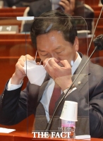  마스크 고쳐쓰는 김기현 [포토]