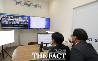  영상강의 듣는 학생들과 인사하는 김부겸 총리 [포토]