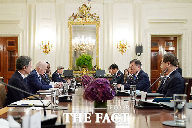 문재인 대통령(오른쪽)과 조 바이든 미국 대통령이 21일 오후 (현지시간) 워싱턴 백악관 국빈만찬장에서 확대정상회담을 하고 있다.