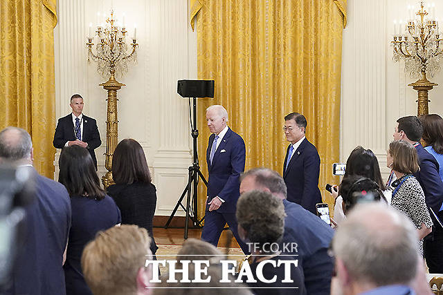 문재인 대통령과 조 바이든 미국 대통령이 21일 오후(현지시간) 한미정상회담을 마친 뒤 백악관 이스트룸에서 공동 기자회견을 하기 위해 단상에 오르고 있다.