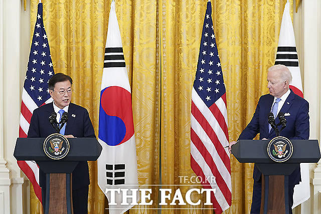 문재인 대통령(왼쪽)과 조 바이든 미국 대통령이 21일 (현지시간) 오후 한미정상회담 뒤 백악관 이스트룸에서 공동 기자회견을 하고 있다. /청와대 제공