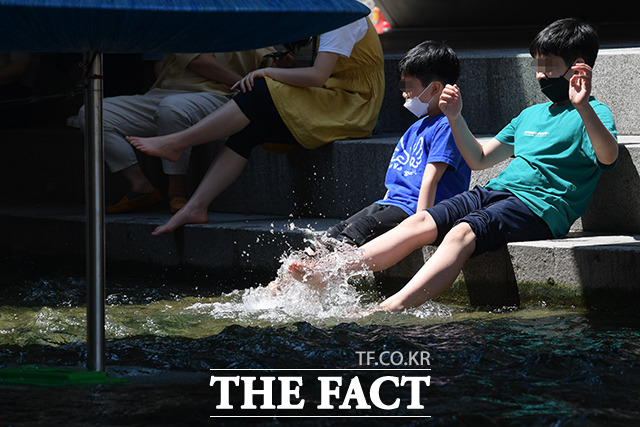 초여름 날씨가 이어지는 19일 오후 서울 종로구 청계천을 찾은 아이들이 더위를 식히며 휴일을 보내고 있다. /남용희 기자