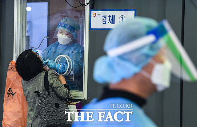 코로나19 4차 유행이 우려되고 있는 지난달 19일 오전 서울 중구 서울역 광장에 마련된 선별진료소에서 의료진이 시민의 검체를 채취하고 있다. /이동률 기자