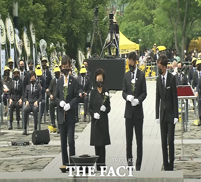23일 오전 11시 김해시 진영읍 봉하마을 대통령묘역에서 열린 노무현 전 대통령 서거 12주기 공식 추도식에서 권양숙 여사 등이 참배를 하고 있다./사람사는세상 노무현재단 제공