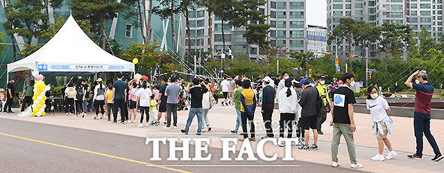 인천공항행 GTX-D노선 따라 걸어요 행사에 참여한 주민들이 길게 줄지어 서 있다.
