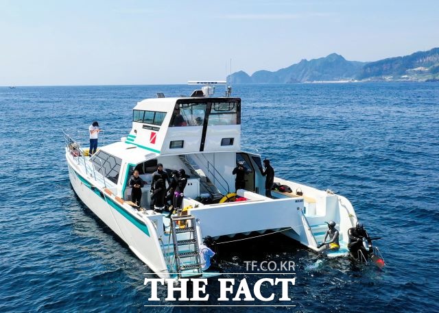 울릉군(김병수 군수)은 코로나 19로 인한 위기를 기회로 삼아 관광산업을 활성화시키고 개별여행으로의 전환에 부응키 위해 크게 티켓형, 체험형, 관람형 관광상품으로 나뉘어 출시·운영할 계획이다. /울릉군 제공