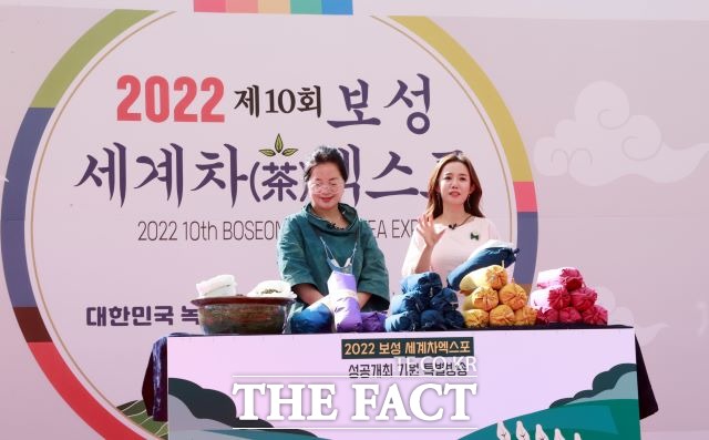 보성군이 2022년 보성세계차엑스포 성공 개최를 위한 선포식과 함께 진행된 보성라이브 커머스 행사에서는 녹차베개, 녹차비누 등이 완판되며, 3천2백만 원의 판매고를 올렸다. /보성군 제공