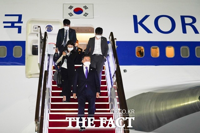 3박 5일간의 방미 일정을 마치고 23일 오후 11시께 귀국한 문 대통령이 경기도 성남시 서울공항에 착륙한 전용기에서 내려오고 있다. /청와대 제공