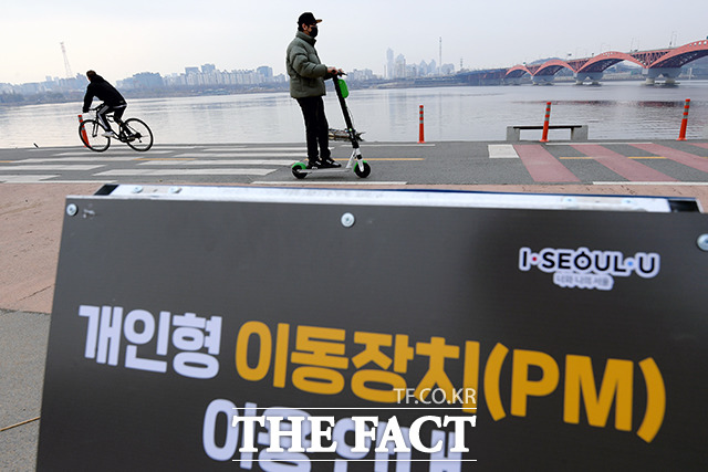 대전시민 누구나 자전거는 물론 전동킥보드 등 개인형 이동장치(PM)를 타다가 사고가 나면 보험 혜택을 받게 된다. / 더팩트DB