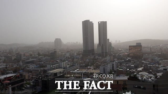 24일 오후 7시를 기해 청주와 증평, 진천, 괴산, 음성 등 충북도내 5개 시‧군에 미세먼지(PM-10) 주의보가 발령됐다. 지난 7일 오후 4시50분쯤 청주시 상당구 수동 수암골전망대에서 바라본 시내 전경. 같은 시각 상당구 미세먼지 농도는 208㎍/㎥를 기록했다. / 김영재 기자