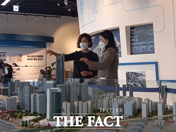 나경원 전 의원은 부산시 동구에 있는 부산항국제여객터미널 내 북항재개발홍보관에서 당대표가 되면 가덕신공항 건립도 빠르게 진행되도록 힘을 실겠다고 강조했다./부산=조탁만 기자.