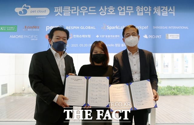 24일 임동일 한화손해보험 CPC전략실장, 추영주 ㈜스파크펫 대표, 최용민 한화손해보험 디지털전략팀장(오른쪽부터)이 업무협약식 체결 후 기념촬영을 하고 있다. /한화손해보험 제공