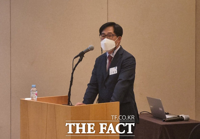 신현창 엘비루셈 대표는 24일 서울 영등포구 여의도동 63스퀘어에서 진행된 기자 간담회에서 당사는 반도체 후공정 패키징과 관련된 최신 기술력을 보유하고 있다면서 전력 반도체 웨이퍼 가공사업 등 비메모리 반도체 후공정으로 사업영역을 확대해 글로벌 시장에서도 경쟁력을 갖춘 기업으로 성장할 것이라고 밝혔다. /윤정원 기자