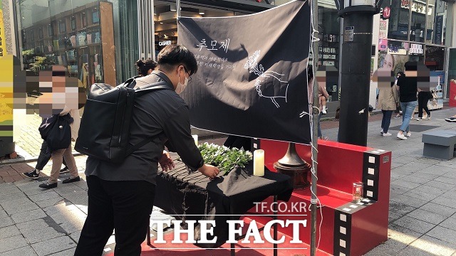 전교조 충북지부는 24일 청주 중학생 투신 사건은 성폭력 피해 대응 체계 부재가 부른 참사라고 주장했다. 사진은 지난 22일 열린 청주 여중생 추모제에서 한 시민이 헌화를 하는 모습./ 전유진 기자