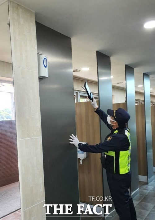제주도 자치경찰단 서귀포지역경찰대가 서귀포관내 공공화장실에서 불법촬영으로 인한 성범죄를 예방하기 위해 공용화장실 불법촬영기기 탐지활동(안심활동)을 전개했다. / 제주도 제공