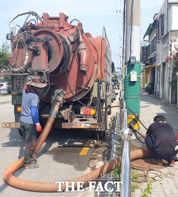 정읍시는 앞으로 다가오는 장마와 집중호우에 따른 침수 사고에 대비해 하수관로와 빗물받이에 쌓인 오물 등을 걷어내는 준설작업을 시행한다고 밝혔다. / 정읍시 제공