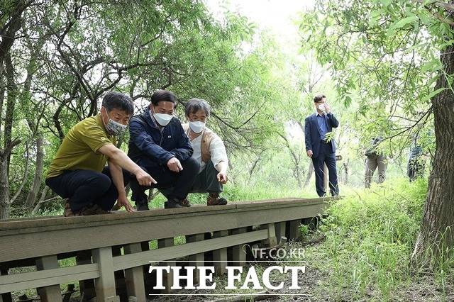 이재준 고양시장이 관계자들과 함께 장항습지를 둘러보고 있다./이재준 시장 페이스북