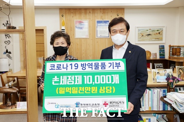 경기도 이천시 소재 친환경 물품 제조 기업인 ㈜다래월드가 24일 1억1000만원 상당의 손세정제 1만개를 충북도교육청에 기부한 가운데 이 회사 이정옥 대표(왼쪽)와 김병우 도교육감이 도교육청에서 열린 전달식에서 기념촬영을 하고 있다. / 충북도교육청 제공