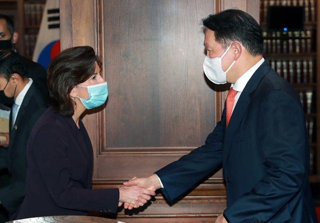 최태원 대한상공회의소 회장(오른쪽)이 미국 워싱턴 DC에서 열린 한미 비즈니스 라운드 테이블에 참석, 지나 레이몬도 상무부 장관을 만나 악수를 나누고 있다. /대한상공회의소 제공