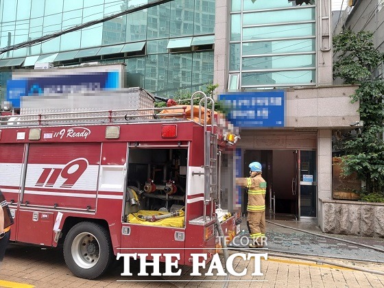 17일 오후 1시 29분쯤 부산 동래구에 있는 한 상가번영회 사무실에 침입해 같이 죽자며 이 번영회 간부 B씨에게 인화성 물질을 끼얹고 라이터로 불을 붙인 후 달아난 해당 상가번영회 전 회장 60대 A씨를 경찰이 추적하고 있다. /부산경찰청 제공.