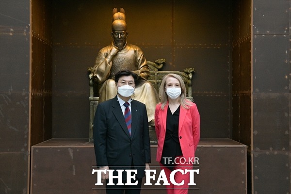 24일 이춘희 세종시장과 글로리아 시드 주한 칠레대사가 시청에서 기념 촬영을 하고 있다./세종시 제공