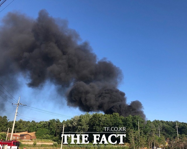 4일 오후 5시10분쯤 충북 청주시 흥덕구 강내면 재활용품 공장에서 불이 나 소방당국이 진화 작업을 벌이고 있다. / 청주=전유진 기자