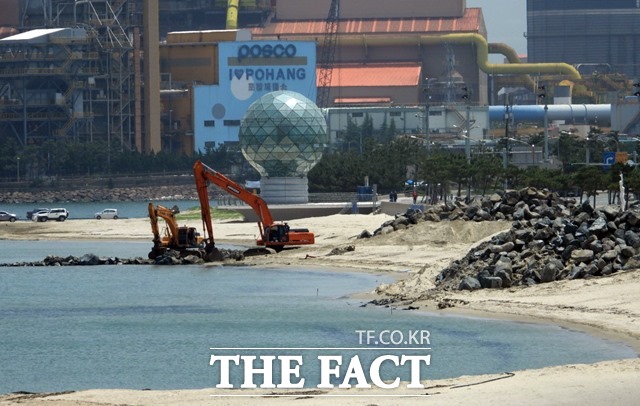 바다에서 제거된 돌제들이 아무런 안전 조치 없이 백사장 위에 무더기로 쌓여 있다/포항=김달년기자