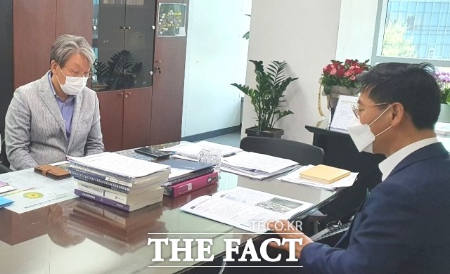 유진섭 시장은 다양하고 광범위한 가축전염병을 효율적으로 예방하기 위해 추진 중인 전북 서남권 통합 가축방역센터 구축사업의 필요성을 설명하고 예산 반영을 건의했다. / 정읍시 제공