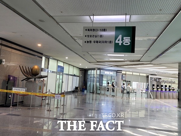 정부대전청사에 근무하는 특허청 직원이 코로나19 확진 판정을 받아 10동이 폐쇄됐다. / 박종명 기자