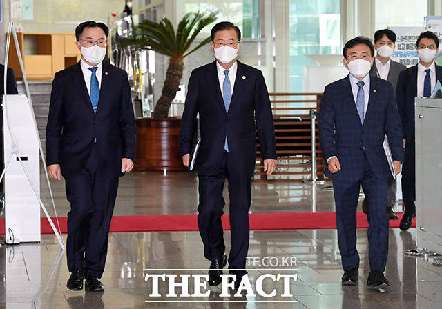 문승욱 산업통상자원부 장관과 정의용 외교부 장관과 권덕철 보건복지부 장관(왼쪽부터)이 함께 브리핑실로 향하고 있다.