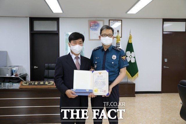 우종수 경기북부경찰청장(오른쪽)이 보이스피싱 예방 홍보활동에 적극 협력하고 있는 (주)우리술 박성기 대표이사에게 감사장을 수여했다./경기북부경찰청 제공