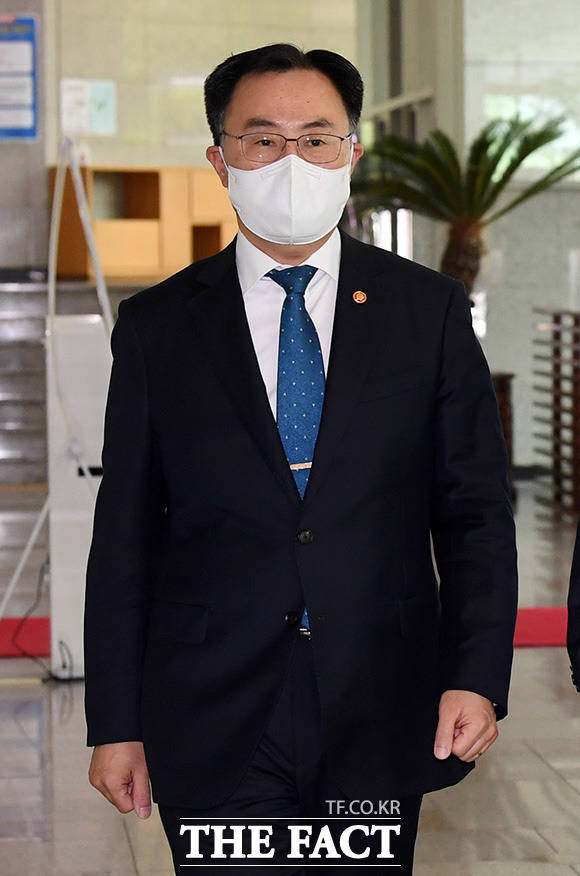 브리핑실로 향하는 문승욱 산업통상자원부 장관.