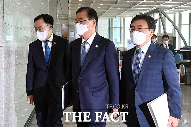 문승욱 산업통상자원부 장관과 정의용 외교부 장관과 권덕철 보건복지부 장관(왼쪽부터)이 25일 오전 서울 종로구 세종대로 정부서울청사 별관에서 열린 한미정상회담 결과 관련 브리핑에 참석하고 있다./임영무 기자