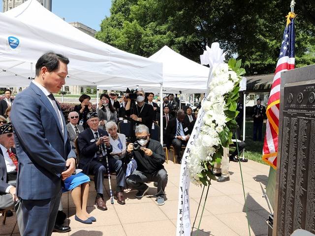 최태원 회장은 자유민주주의 수호를 위해 헌신한 노고에 대해 다시 한번 감사드린다라며 740명의 조지아 출신 전사자 명부가 새겨진 비석에 헌화하고 묵념했다. /SK그룹 제공