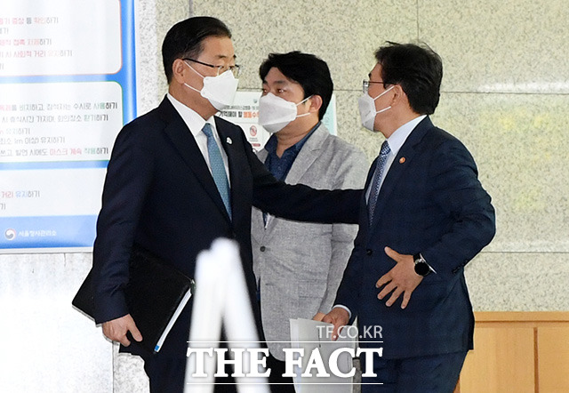 정의용 외교부 장관과 권덕철 보건복지부 장관.